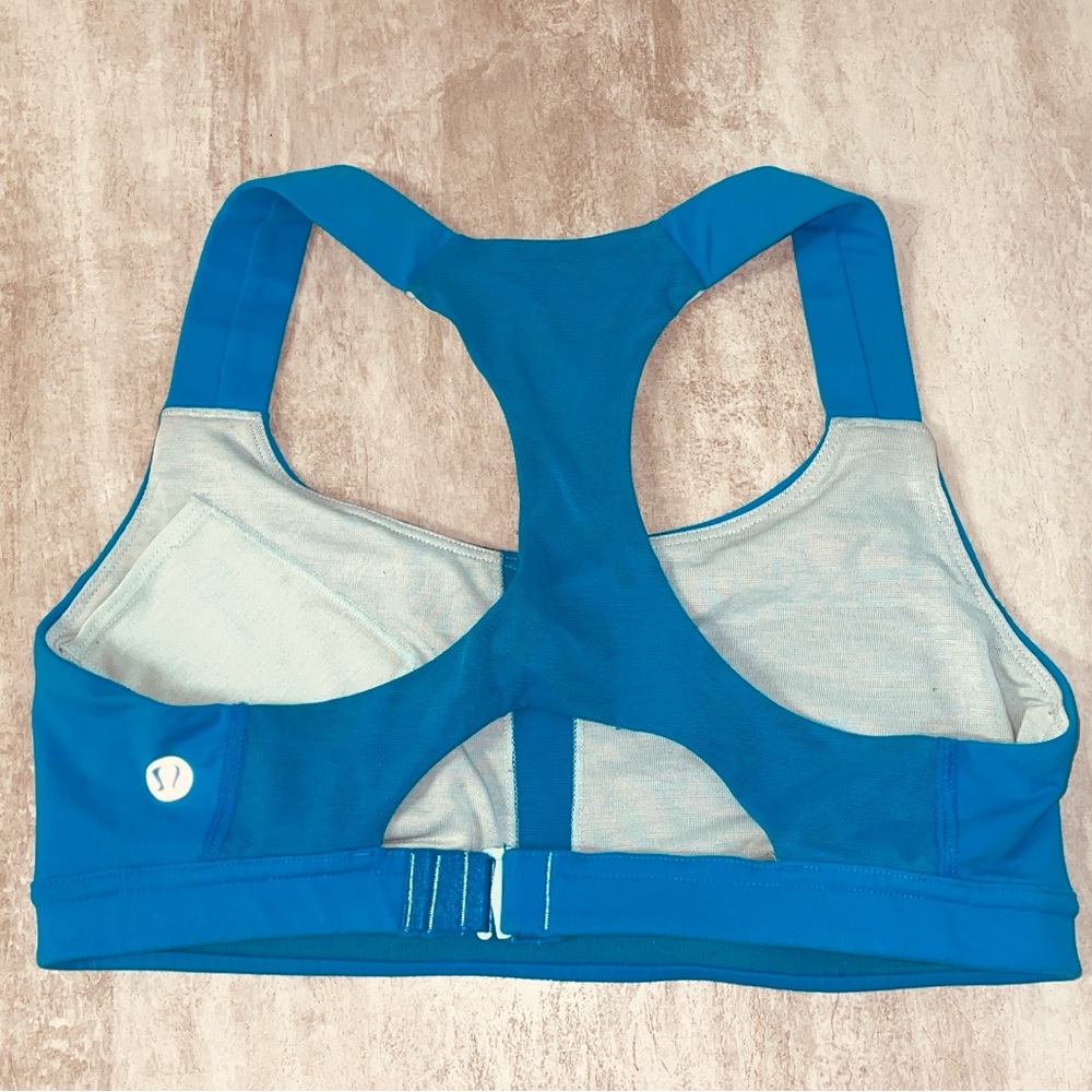 *SOLD* LULULEMON Run: Hook Me Up Bra in
Beach Blanket Blue / Aquamarine sz 6 - Picture 4 of 7